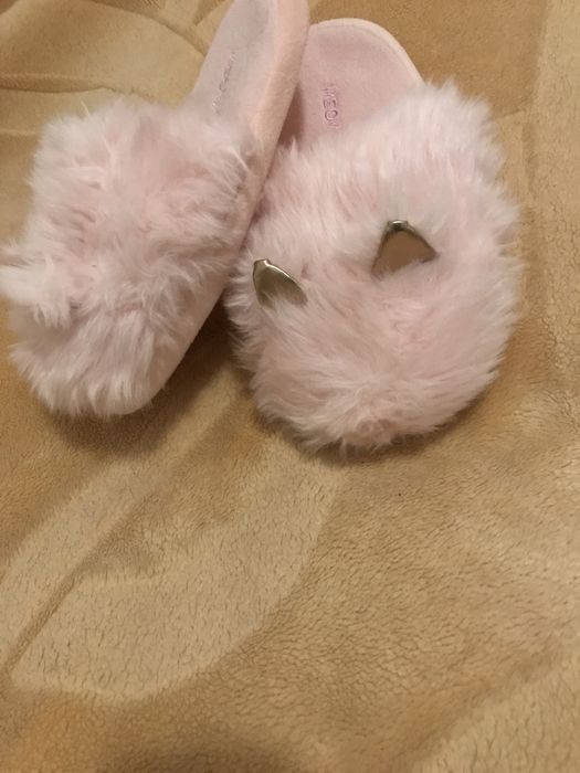 Pudrowe  kapcie z  uszkami