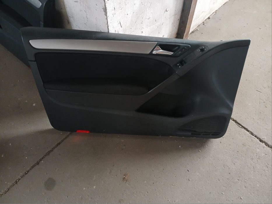 Boczek tapicerka drzwi lewy lewa stroną vw golf VI 6 3d