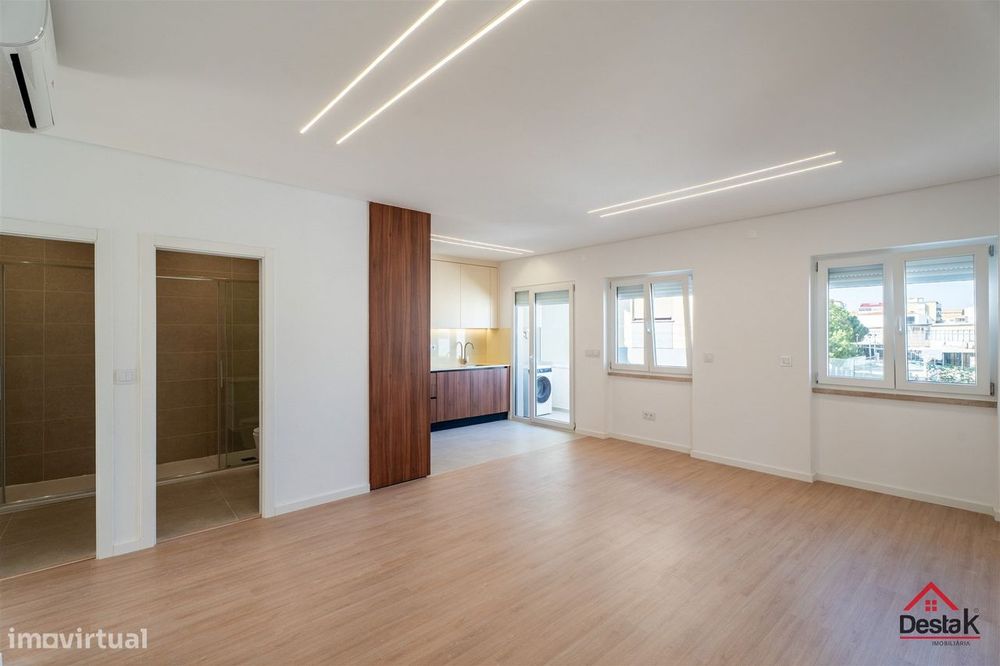 Apartamento T2+1 totalmente remodelado com terraço e varanda em Almada