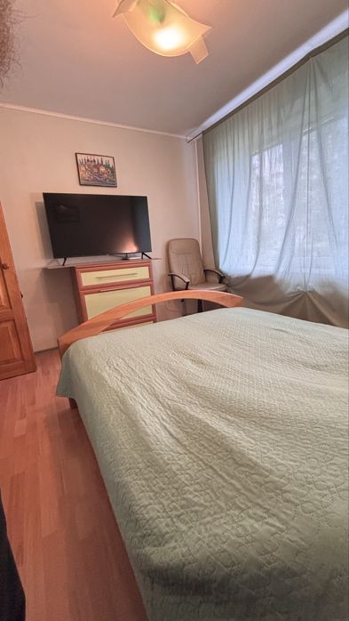 Продам 3к улучшенку 1й эт/9и кухня 9м газ, кирпич, м. Ботсад