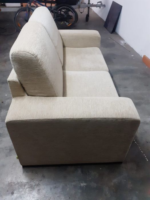 Sofá de 2 lugares bege – confortável e elegante