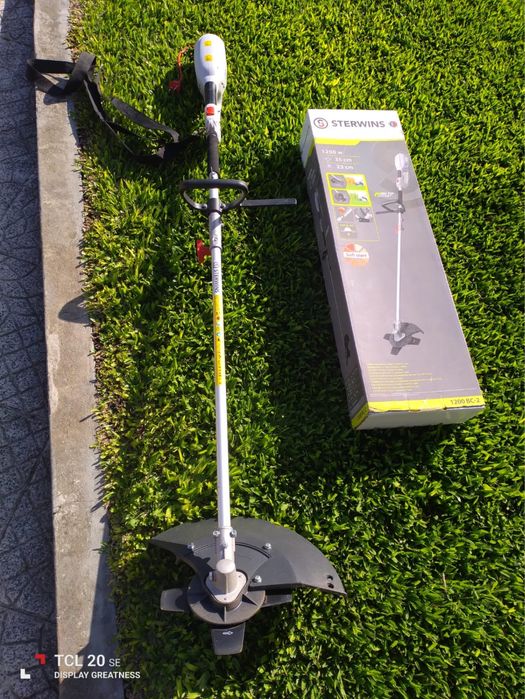 Máquina de fio para aparar os cantos da relva