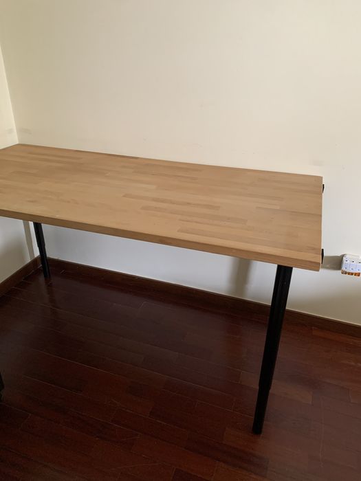 Mesa/secretaria com pernas de altura ajustavel