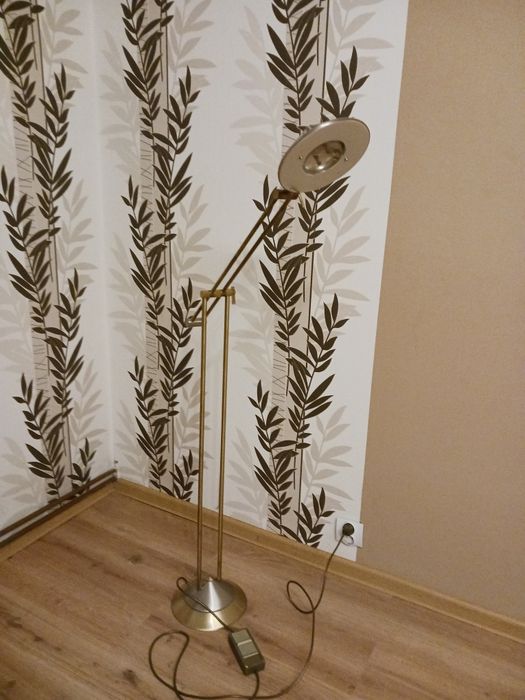 Stojąca lampa z regulacja