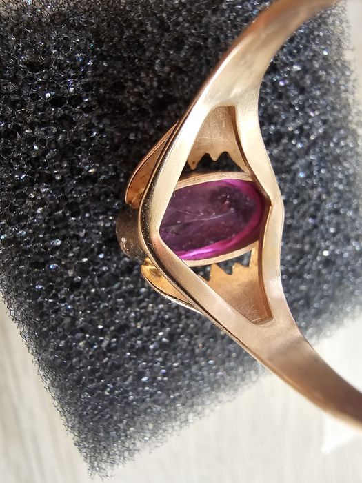 Anel ouro com pedra rosa