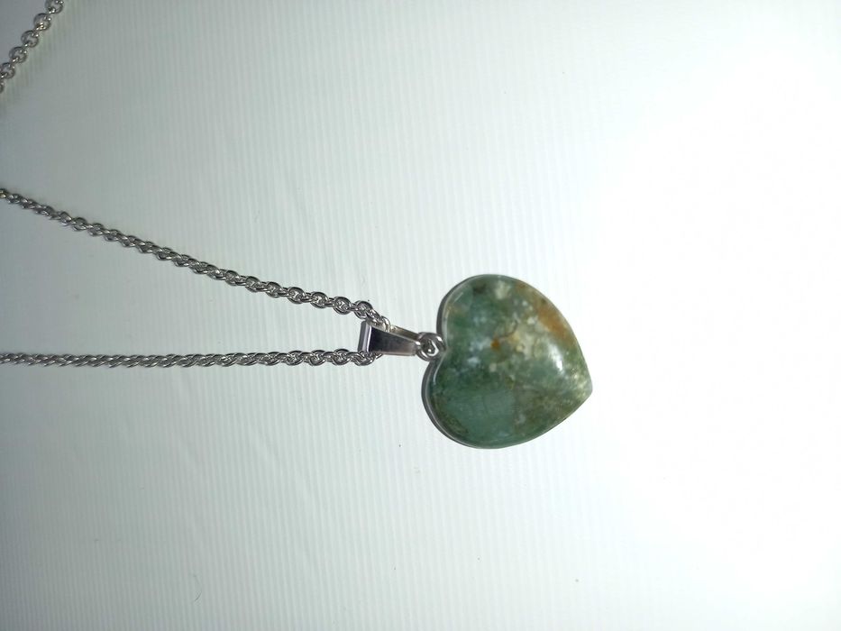 Colares de pedra e cristal em formato  de coração