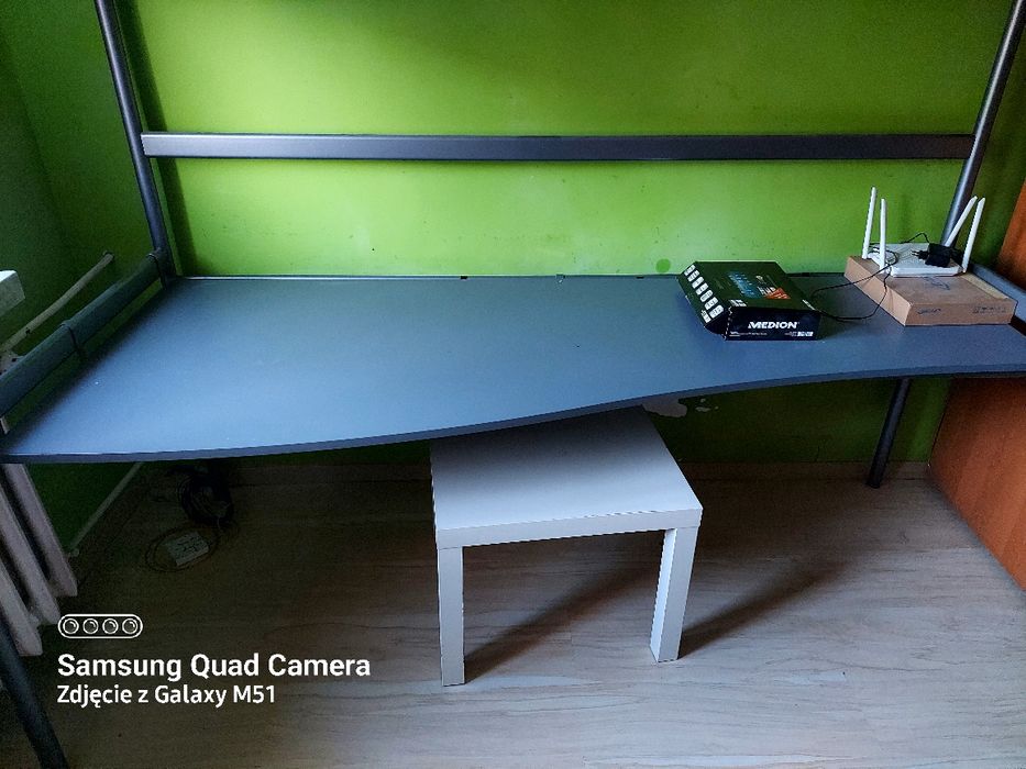 Łóżko z blatem Ikea.