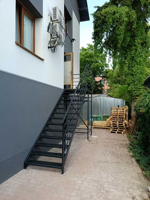 Schody do domu na poddasze metalowe krata wema zewnętrzne wewnętrzne