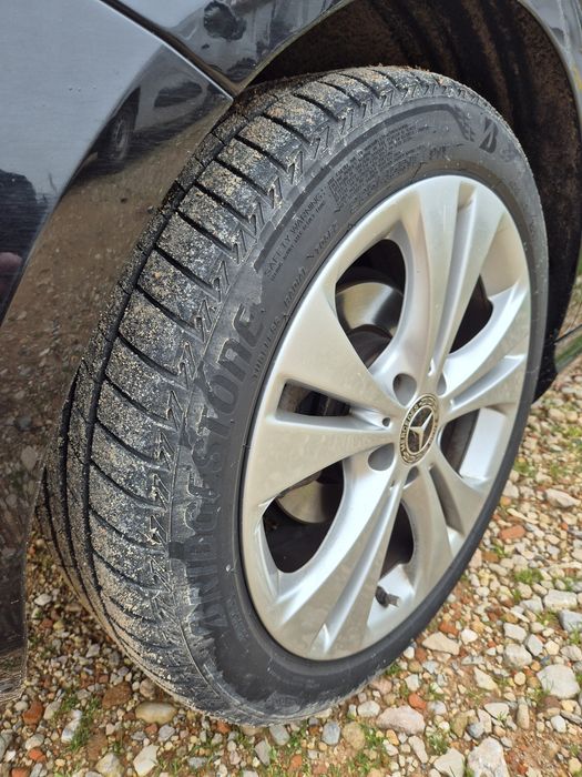 Jantes mercedes originais e pneus como novos. Têm poucos kms de uso. Comprei jantes 18.