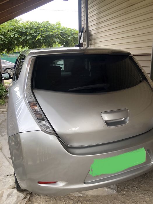 Оренда автомобіля Leaf і TESLA S