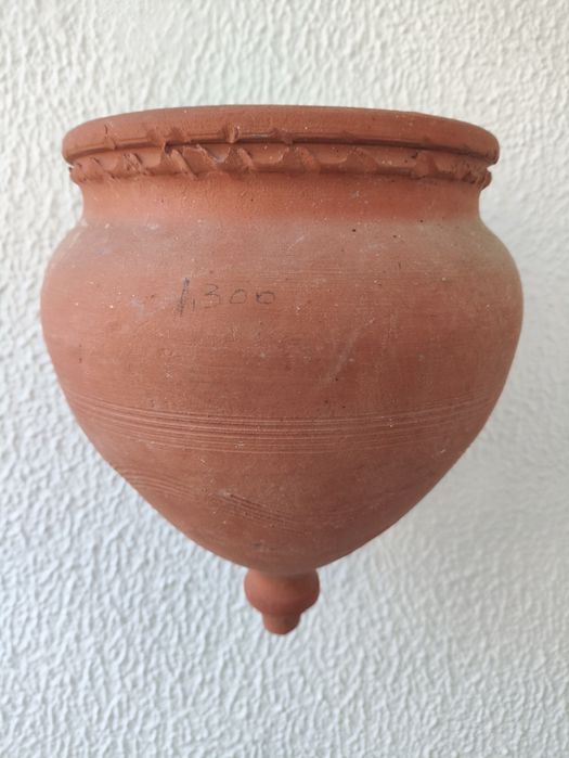 Vaso de argila usado para pendurar na parede