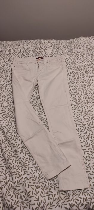 Białe spodnie jeansowe Bershka 42