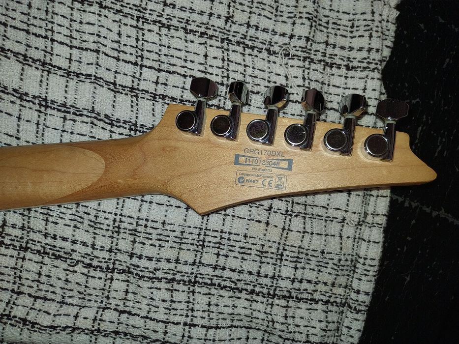 Ibanez Gio para canhoto (L) actualmente com as cordas montadas para direito.