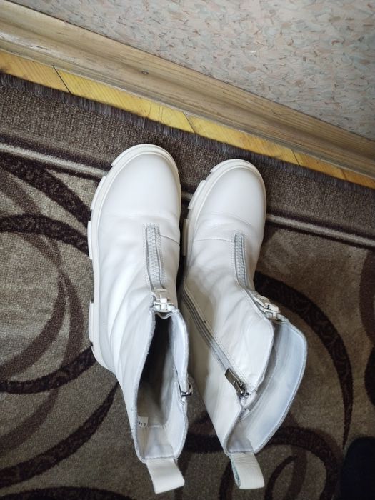 стильні черевики жіночі шкіряні lifepert молочного кольору white boots