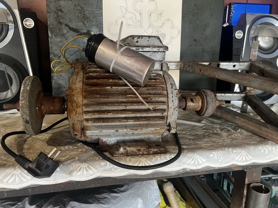 Мотор с точильным камнем