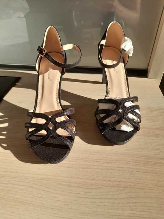 sandały na wysokim, smukłym obcasie typu szpilka