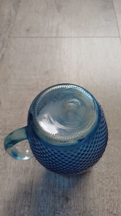 Niebieski dzbanek szklany