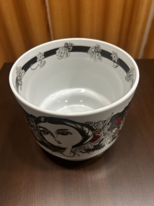 Vaso / Cachepot Vista Alegre – Coleção "Rainhas de Portugal" (D. Estefânia)