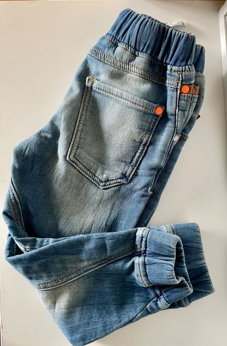 Next joggersy 104 cm stylizowane na jeansy spodnie dresowe