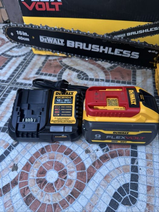 Пила цепочна Dewalt DCCS670B
