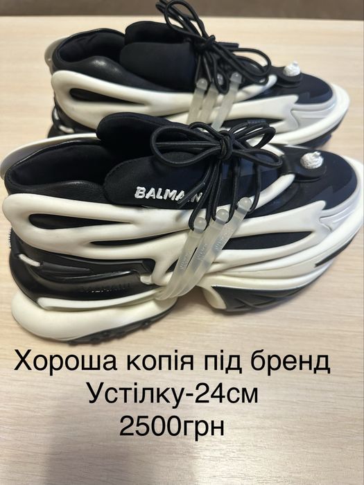Кросівки жіночі