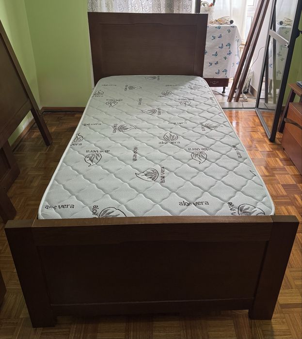 Cama de solteiro em madeira com estrado e colchão – ótimo estado