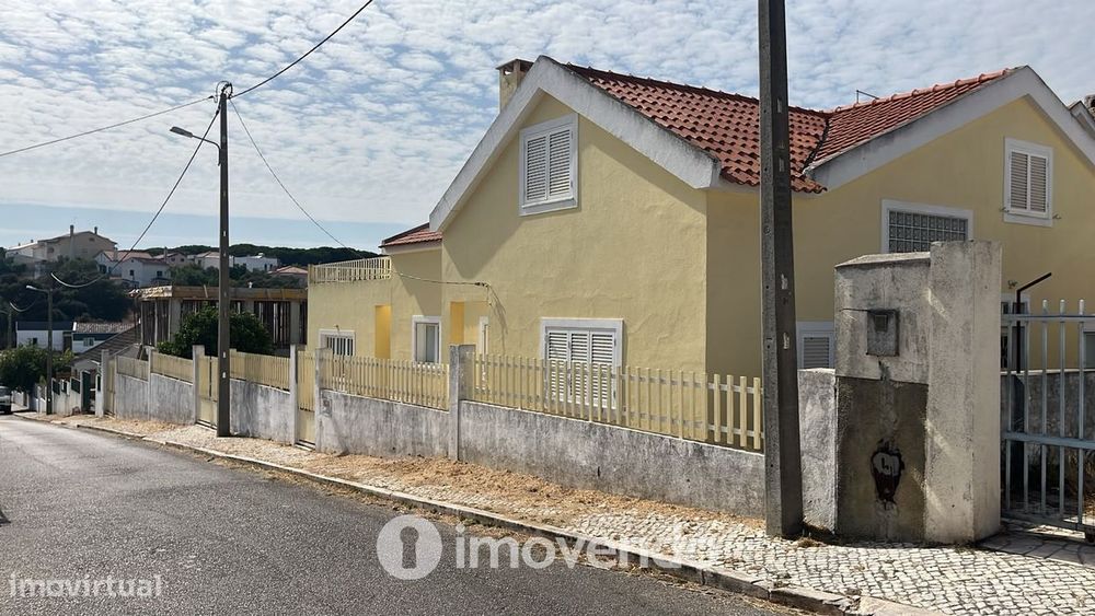 Moradia T4 com garagem e próxima da praia, na Charneca da Caparica