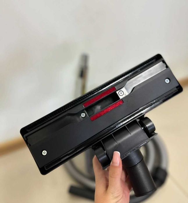 Пилосос новий 4000W без мішковий іде 2 насадки у наборі 2.5л контейнер