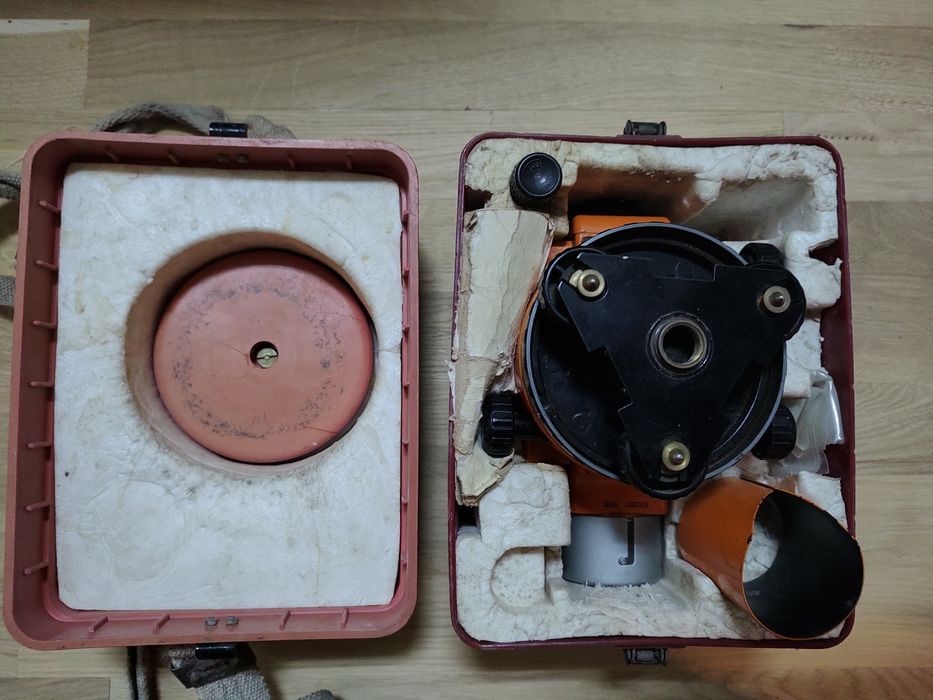 Продам нівелір, триногу та лінійку