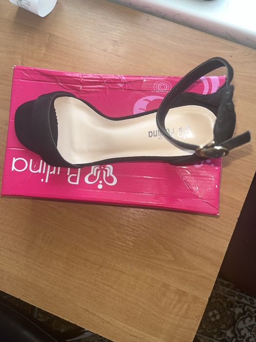 Продам босоножки стильные не подошёл розмер !