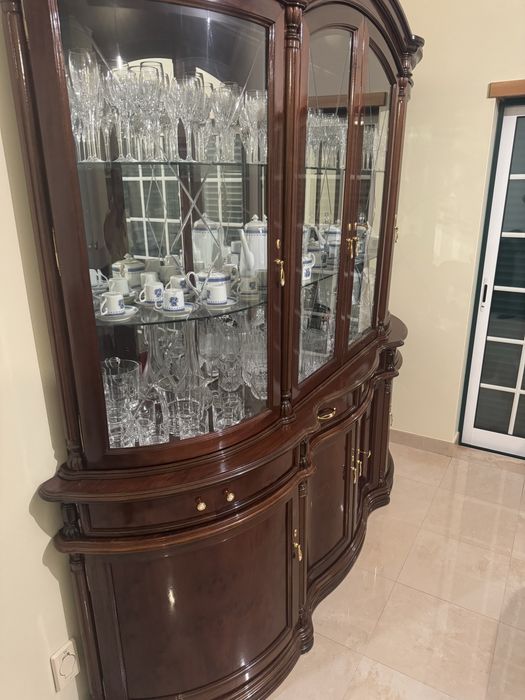 Sala de Jantar Completa em Nogueira Maciça – Mesa + 8 Cadeiras + Cristaleira