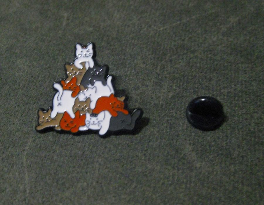 Pin Esmalte Gato no Cesto da Roupa NOVO