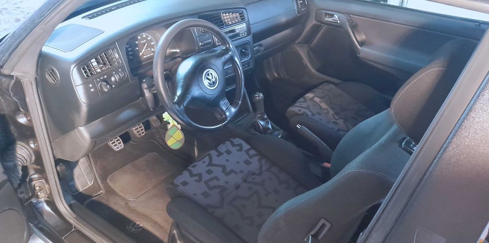 vw golf cabriolet 1.6 - Só com 131400 kms.