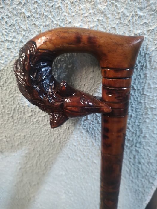 Stara laska drewniana głową zwierząt rzezbiona