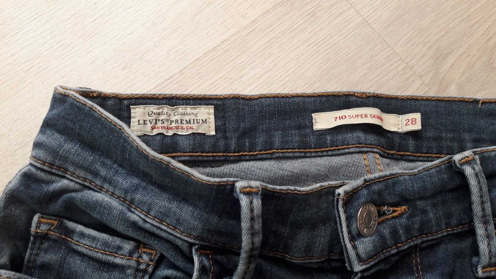 Spodnie jenasowe Levis 710 roz 28