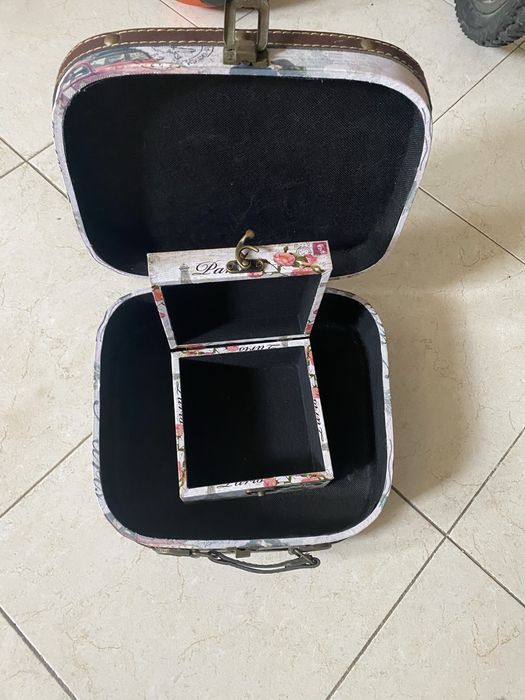 Mala de mão vintage com caixa.