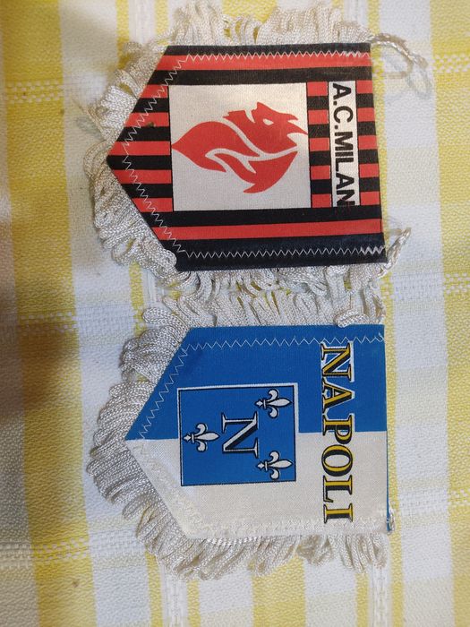 Galhardetes Milan Nápoles