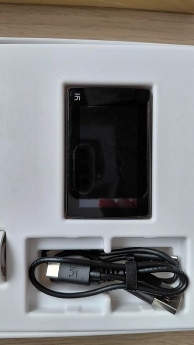 Kamera Xiaomi YI 4K+ z obudową wodoszczelną i pływakiem.