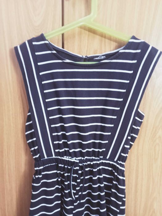 Macacão às riscas azul escuro e branco