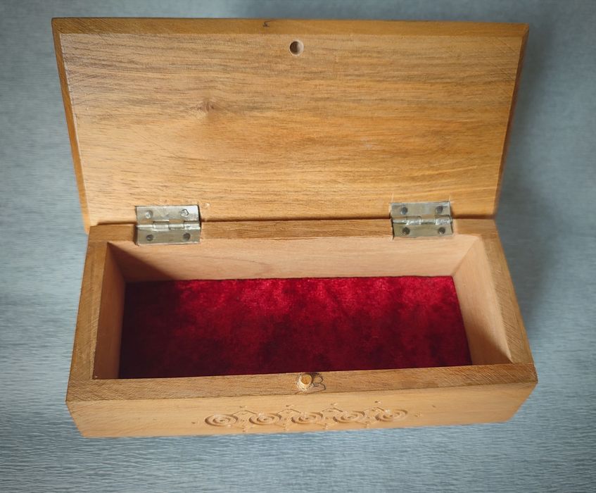 Скринька, шкатулка дерев'яна