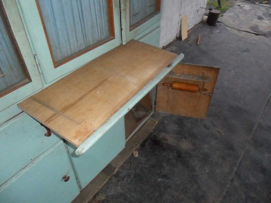 Раритетный антикварный шкаф 40-50-х годов для коллекционеров.