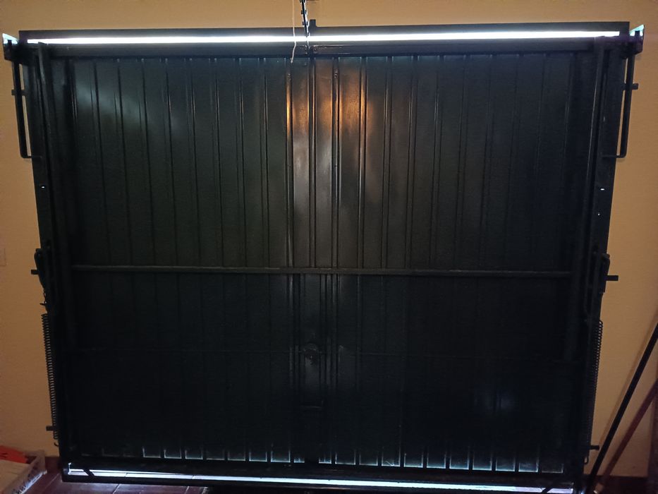 Vendo portão em ferro