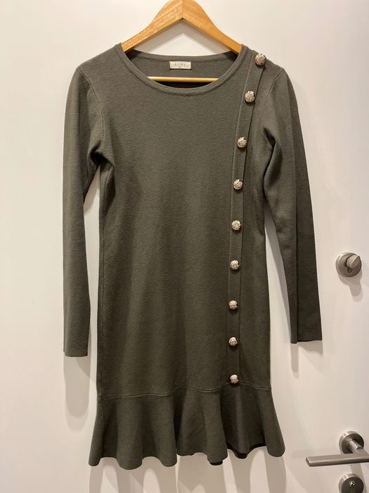 Zielona sukienka dzianinowa sweterkowa khaki ozdobne guziki falbana