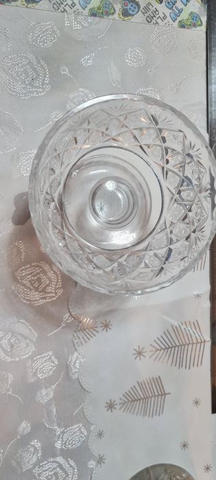 Kryształowa patera na nodze