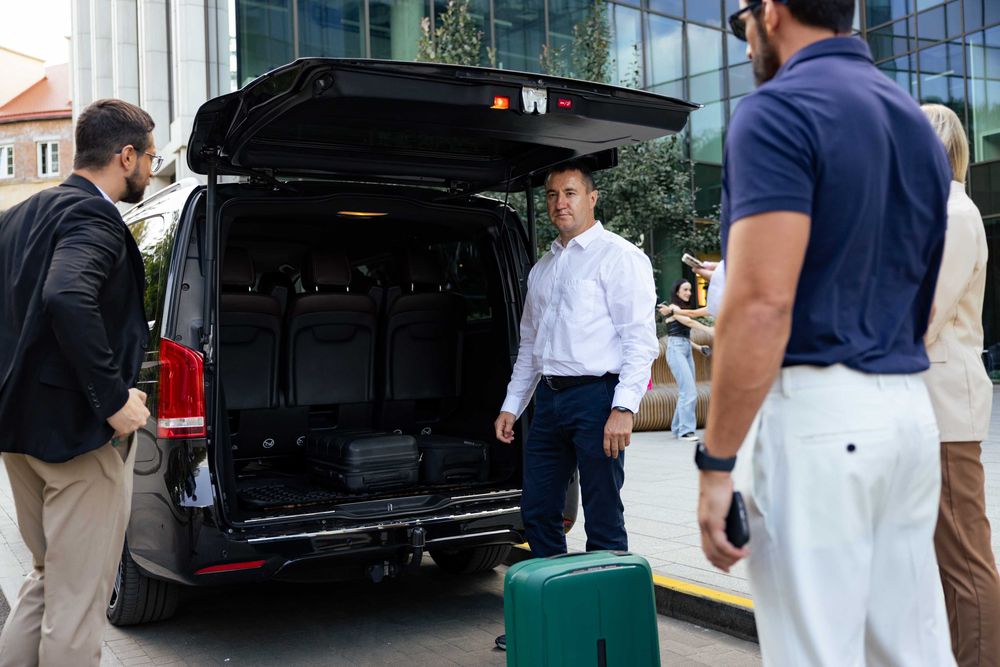 Mercedes v-class Львів/Київ-Буковель. vip Трансфер за кордон:Варшава