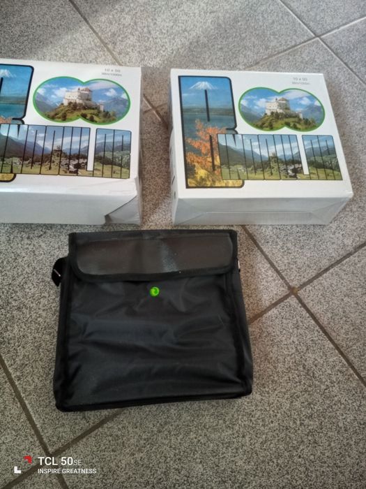 Vendo binóculos novos tem um longo alcance.