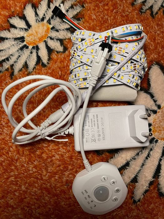 Світлодіодна стрічка 5 м з датчиком руху i блоком живлення