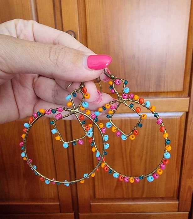 Brincos redondos multicoloridos com missangas