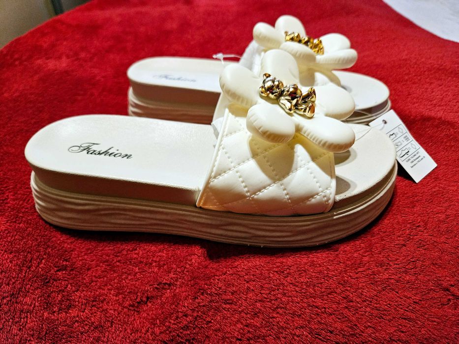 Klapki białe z kwiatem i misiem