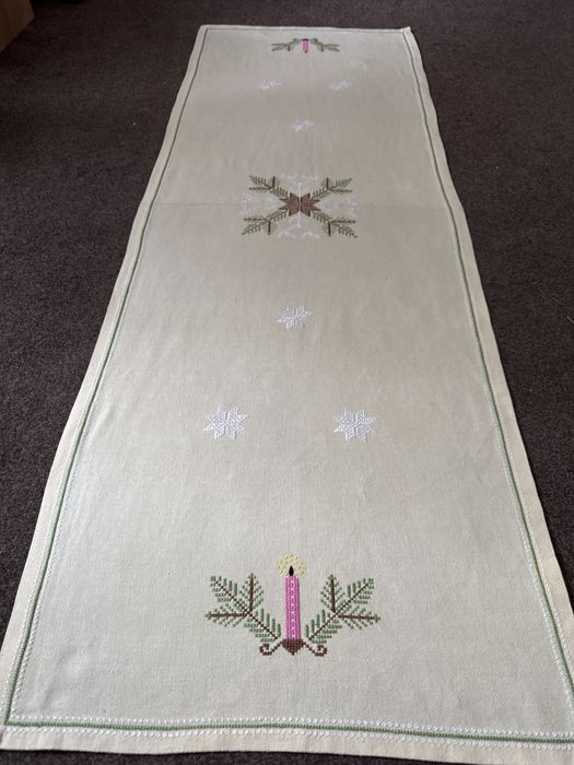 Bieżnik ręcznie haftowany motywy  Świąteczne   do kolekcji